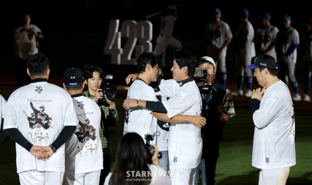 [포토]'우규민과 <b>작별</b>하는' <b>황재균</b>
