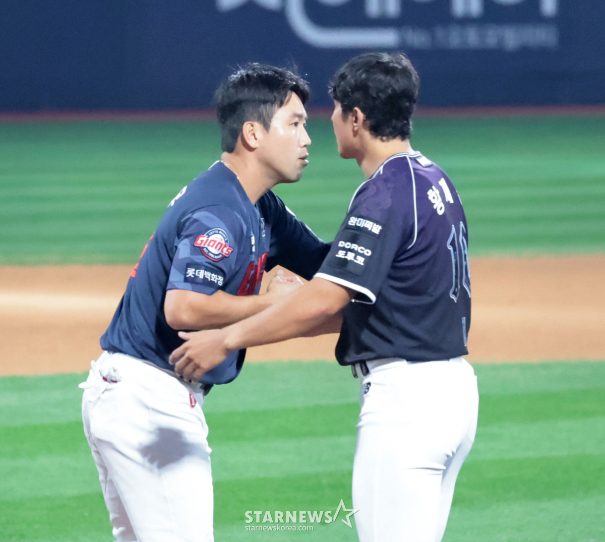 [포토]'전준우와 포옹하며 <b>작별</b>하는' <b>황재균</b>