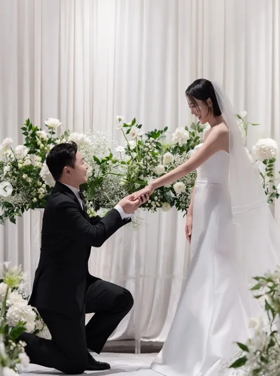 <b>23기 옥순</b>미스터 강, 조용히 결혼식 치렀다 "가족 예식이라 모시지 못...