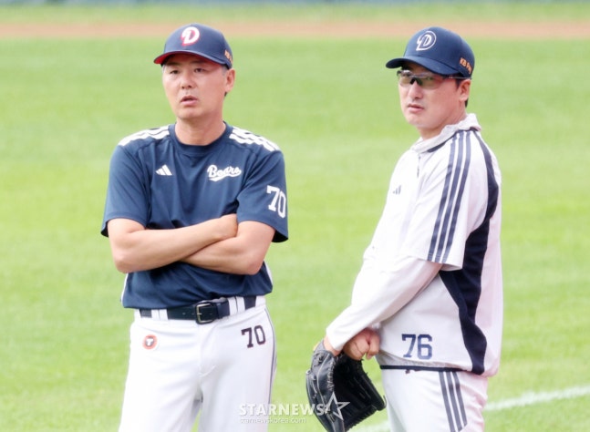 2026 신한 SOL KBO리그 두산 베어스 대 롯데 자이언츠 경기가 21일 서울 잠실야구장에서 열렸다. 두산 김원형 감독과 정재훈 코치가 대화를 나누며 선수들의 훈련을 지켜보고 있다. /사진=김진경 kim.jinkyung@