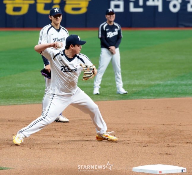 노시환(왼쪽)이 15일 고척스카이돔에서 열린 2026 아이치-나고야 아시안게임을 위한 야구대표팀 첫 훈련에서 김도영과 3루수수비훈련을 하고 있다. /사진=강영조 선임기자