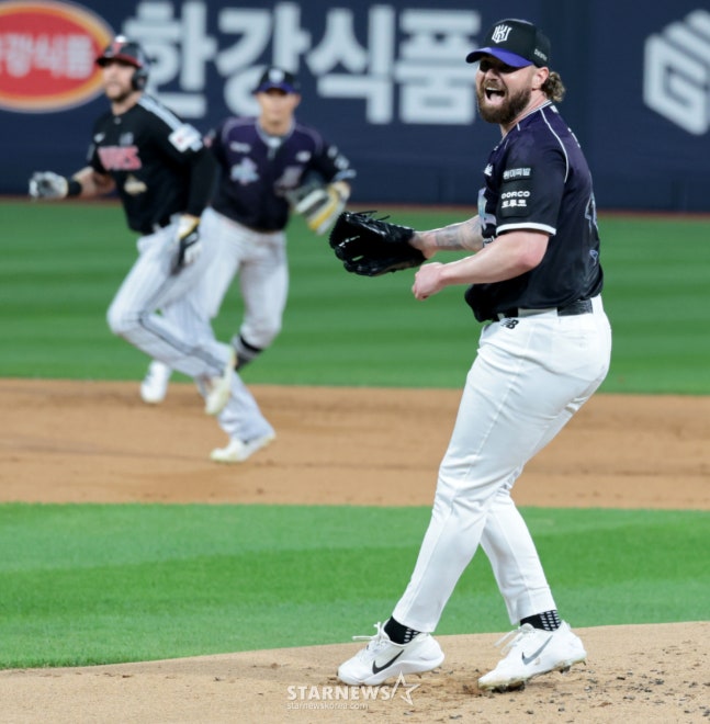 [한번에쓱]LG전 선발등판 '1회초 2사 1,2루 삼진으로 불껐다!' 로건