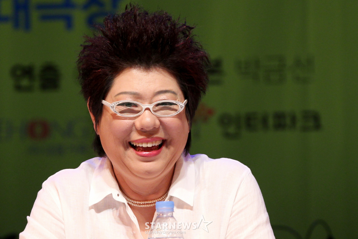 <b>양희은</b>, 다시 <b>암 투병</b> 고백.."<b>암</b> <b>수술</b> 후 각막이식 <b>수술</b>" [스타이슈]