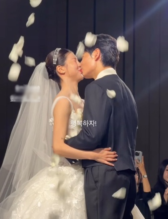 '환연3' <b>공상정</b><b>서민형</b>, <b>결혼</b>식 현장 공개..이서경·이주원·송다혜 축...