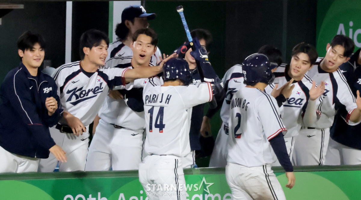 [포토] '이 방망이로 선제점 올렸다!' <b>박재현</b>