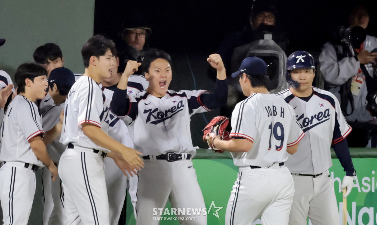 [포토]'<b>조병현</b> 7회초 <b>역투</b>에' 환호하는 김건희
