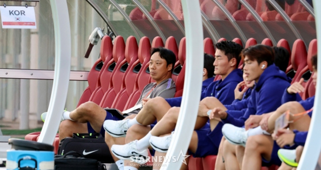 축구대표팀 염기훈 코치가 22일 파로마 미즈호 럭비 스타디움에서 열리는 2026 아이치·나고야 아시안게임 축구 D조 한국과 사우디아라비아 경기를 앞두고 그라운드에서 생각에 잠겨 있다. 2026.09.22. /사진=강영조 cameratalks@