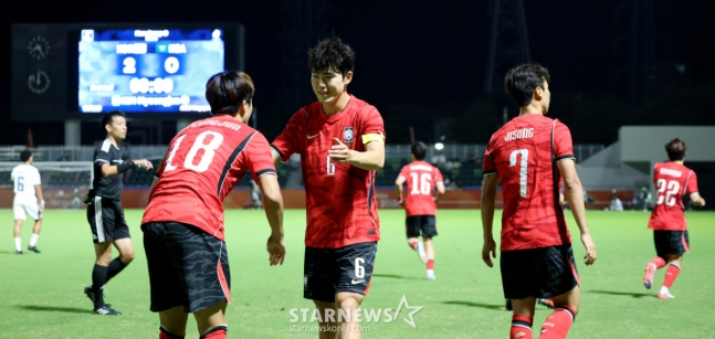 축구대표팀 김명준이 22일 파로마 미즈호 럭비 스타디움에서 열리는 2026 아이치·나고야 아시안게임 축구 D조 한국과 사우디아라비아 경기 후반 헤더를 성공시킨 후 이기혁의 축하를 받고 있다. 한국이 2-0으로 사우디를 꺾고 8강에 진출했다. /사진=강영조 선임 기자.