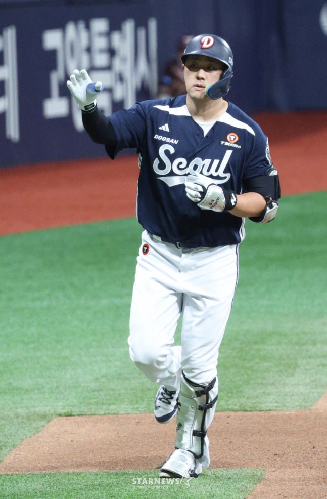 2026 신한 SOL KBO리그 키움 히어로즈 대 두산 베어스 경기가 22일 서울 고척스카이돔에서 열렸다. 두산 양석환이 8회초 무사에서 좌월 1점 홈런을 날리고 홈인하고 있다. /사진=김진경 kim.jinkyung@