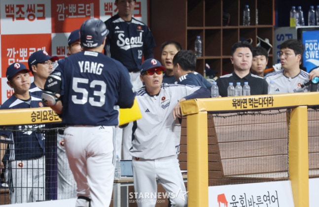 2026 신한 SOL KBO리그 키움 히어로즈 대 두산 베어스 경기가 22일 서울 고척스카이돔에서 열렸다. 두산 양석환이 8회초 무사에서 좌월 1점 홈런을 날리고 홈인한 후 김원형 감독의 환영을 받고 있다. /사진=김진경 kim.jinkyung@