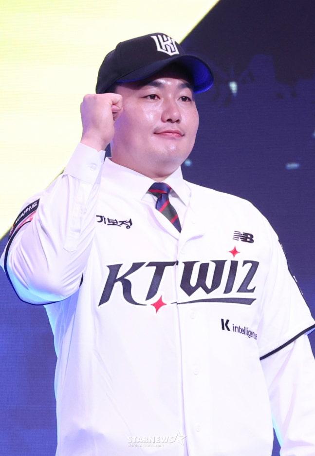 '2027 KBO 신인 드래프트'가 21일 서울 송파구 롯데호텔 월드 크리스탈볼룸에서 열렸다. KT에 지명된 최지만이 포토타임을 갖고 있다. /사진=김진경 대기자