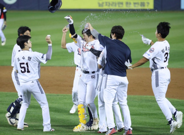 2026 신한 SOL KBO리그 두산 베어스 대 KIA 타이거즈 경기가 23일 서울 잠실야구장에서 열렸다. 두산 안재석이 9회말 2사 2루에서 KIA 이의리를 상대로 끝내기 안타를 날리고 동료들의 축하를 받고 있다. /사진=김진경 kim.jinkyung@