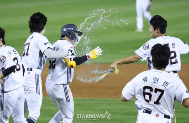 2026 신한 SOL KBO리그 두산 베어스 대 KIA 타이거즈 경기가 23일 서울 잠실야구장에서 열렸다. 두산 안재석이 9회말 2사 2루에서 KIA 이의리를 상대로 끝내기 안타를 날리고 동료들의 축하를 받고 있다. /사진=김진경 kim.jinkyung@
