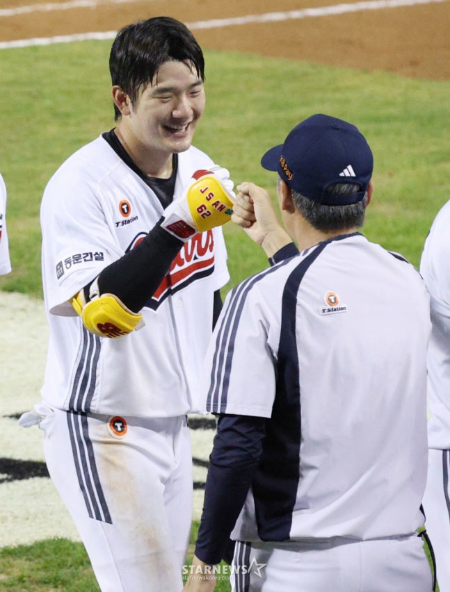 2026 신한 SOL KBO리그 두산 베어스 대 KIA 타이거즈 경기가 23일 서울 잠실야구장에서 열렸다. 두산 안재석이 9회말 2사 2루에서 KIA 이의리를 상대로 끝내기 안타를 날리며 경기를 끝낸 후 김원형 감독의 축하를 받고 있다. /사진=김진경 kim.jinkyung@