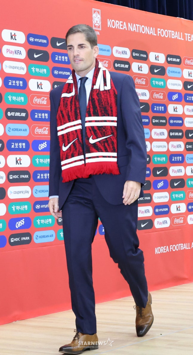 로베르트 모레노 축구국가대표팀 신인 감독이 14일 천안 코리아풋볼파크에서 친선경기 4연전 명담 빌표 및 기자회견을 열었다. /사진=김진경 kim.jinkyung@
