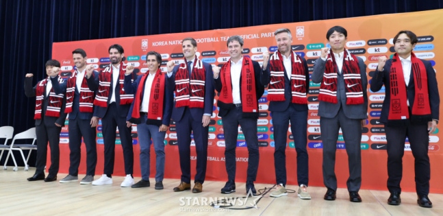 로베르트 모레노 축구국가대표팀 신인 감독이 14일 천안 코리아풋볼파크에서 친선경기 4연전 명담 빌표 및 기자회견을 열었다. 모레노 감독을 비롯한 코칭스태프가 포즈를 취하고 있다. /사진=김진경 kim.jinkyung@