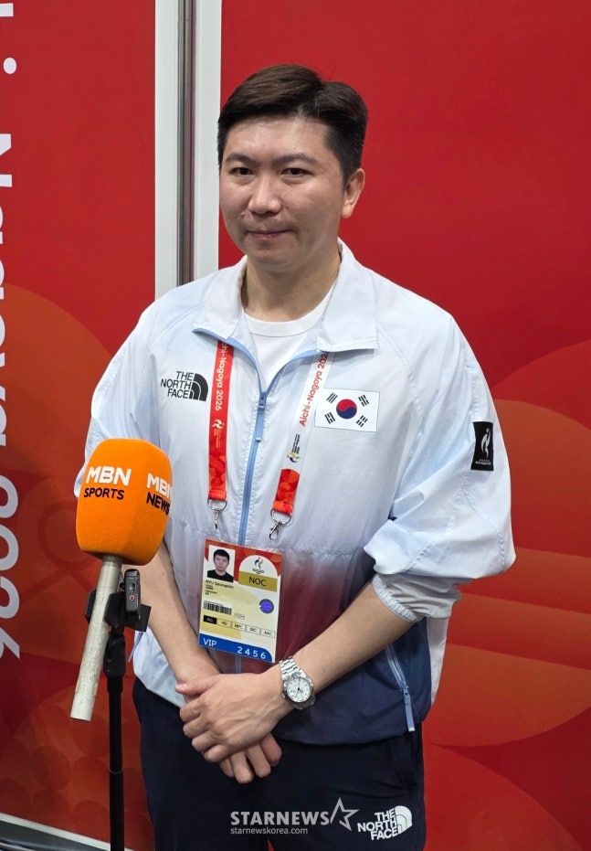 24일 일본 나고야의 메인 미디어 센터(MMC)에서 취재진과 인터뷰 중인 유승민 대한체육회장. /사진=김명석 기자