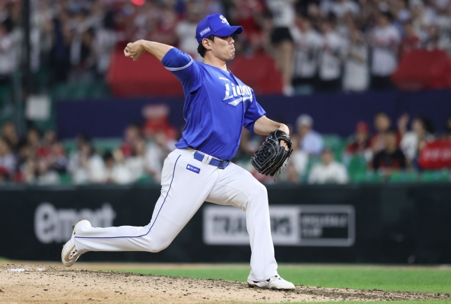 삼성 라이온즈 김재윤이 24일 인천 SSG랜더스필드에서 열린 SSG 랜더스와 2026 신한 SOL KBO리그 방문경기에서 9회말 투구를 펼치고 있다. /사진=삼성 라이온즈 제공