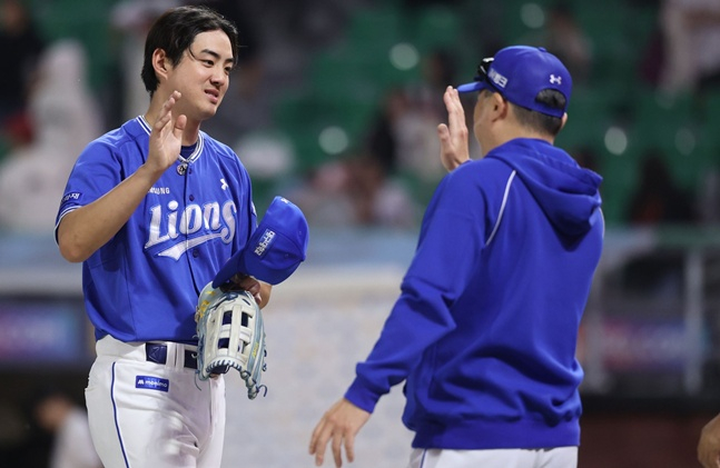 삼성 라이온즈 구자욱이 24일 인천 SSG랜더스필드에서 열린 SSG 랜더스와 2026 신한 SOL KBO리그 방문경기에서 3타점을 올리고 팀 승리를 이끈 뒤 박진만 감독과 하이파이브를 하고 있다. /사진=삼성 라이온즈 제공