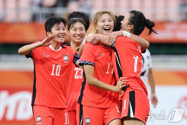 '다음은 일본이다' 韓 <b>여자축구</b> 8년 만의 <b>4강 진출</b>... 윤수정 해트트릭...