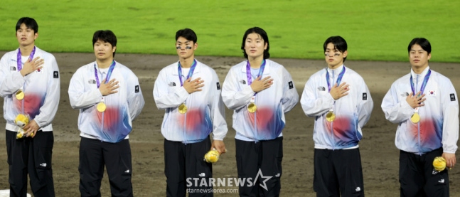 주장 노시환 등 대한민국 야구대표팀 선수들이 27일 일본 아이치현 도요하시 시민구장에서 열린 2026 아이치·나고야 야구 슈퍼라운드 한국과 일본 결승전에서 승리하며 금메달을 수상하고 있다. 2026.09.27. 주장 노시환, 김도영, 곽빈, 김주원, 문보경, 조형우. /사진=강영조 cameratalks@