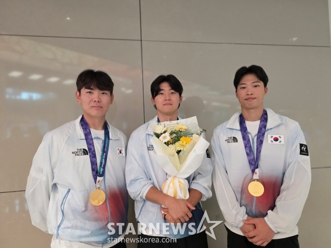 대한민국 야구 대표팀 성영탁, 김도영, 박재현(왼쪾부터)이 28일 인천국제공항을 통해 귀국한 뒤 취재진과 인터뷰에 응했다. /사진=김동윤 기자
