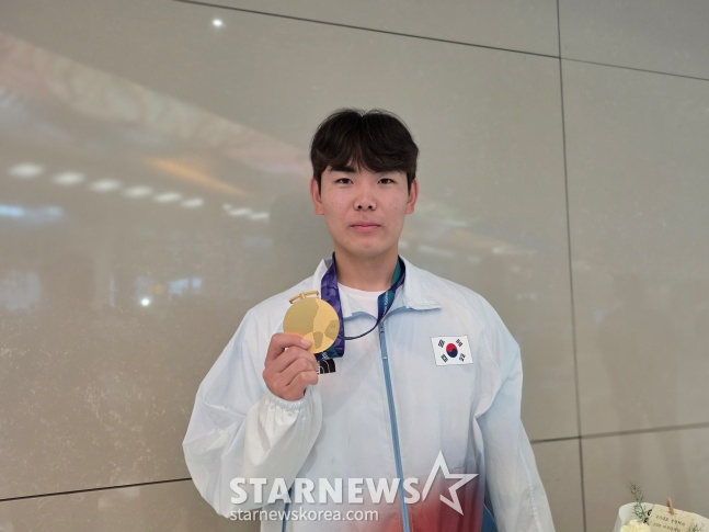 대한민국 야구 대표팀 성영탁이 28일 인천국제공항을 통해 귀국한 뒤 취재진과 인터뷰에 응했다. /사진=김동윤 기자