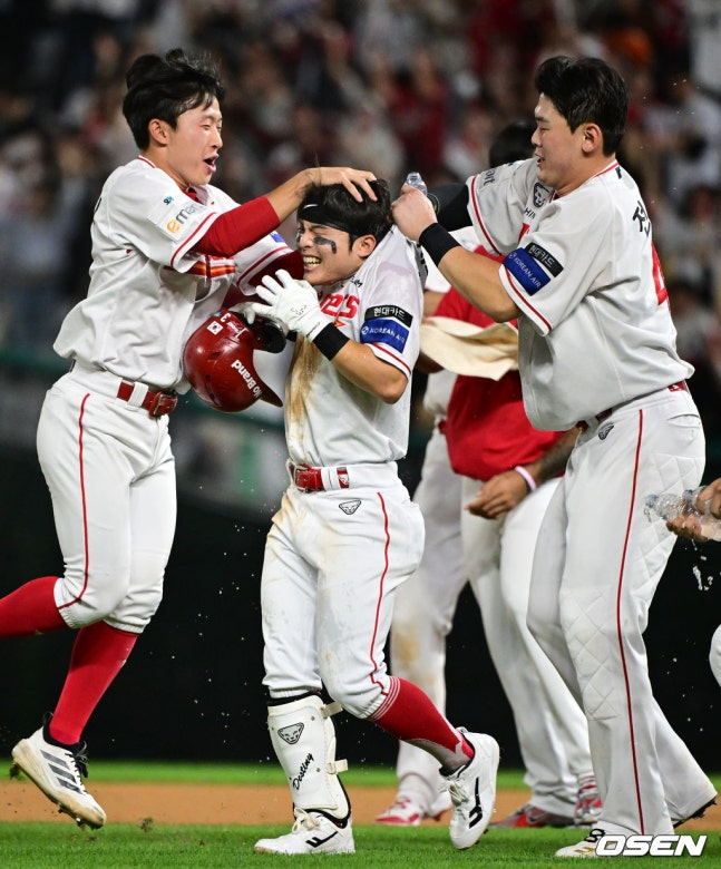 '9회말 0:3→4:3' <b>SSG</b>, <b>손주영</b> 무너뜨렸다... 정준재 <b>끝내기</b> 안타→LG 충...
