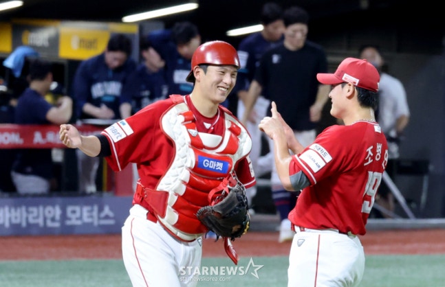 SSG 조형우(왼쪽)와 조병현. /사진=강영조 선임기자