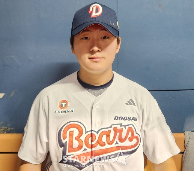 두산 베어스 김택연이 1일 서울 잠실야구장에서 열린 NC 다이노스와 홈경기에서 세이브를 수확한 뒤 취재진과 인터뷰를 하고 있다. /사진=안호근 기자