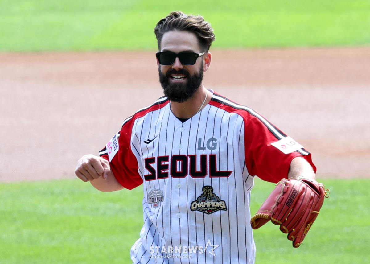 [포토] <b>켈리</b> <b>시구</b> '들어갔어'