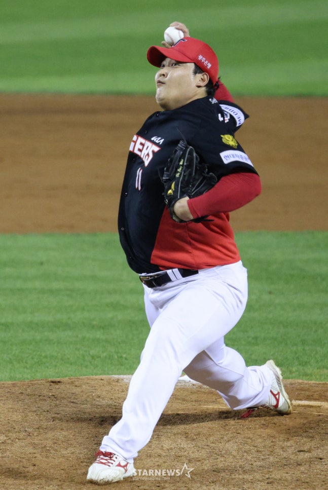 2026 신한 SOL KBO리그 두산 베어스 대 KIA 타이거즈 경기가 23일 서울 잠실야구장에서 열렸다. KIA 조상우가 역투하고 있다. /사진=김진경 kim.jinkyung@