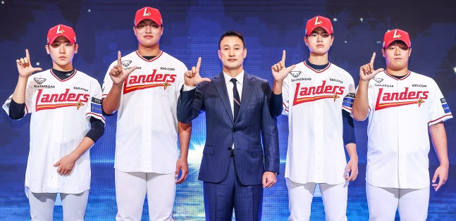 2027 KBO 신인드래프트에서 SSG 지명 선수들이 김재현 단장(가운데)과 포즈를 취했다. /사진=SSG 랜더스 제공