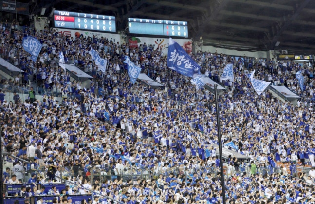 2026 신한 SOL KBO리그 두산 베어스 대 삼성 라이온즈 경기가 지난 9월 25일 서울 잠실야구장에서 열렸다. 3루측을 가득 메운 삼성 팬들이 깃발을 휘날리며 열띤 응원을 하고 있다. /사진=김진경 대기자