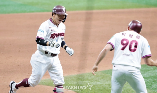 키움 6번타자 김재현이 23일 고척스카이돔에서 열린 2026KBO리그 키움히어로즈와 KIA타이거즈 경기 9회말 2사 만루에서 기아 좌완투수 이의리를 상대로 좌월 끝내기 만루홈런을 터트리며 키움에 승리를 안겼다. 2026.08.23. /사진=강영조 cameratalks@