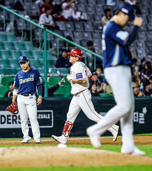 SSG 랜더스 전의산(가운데)이 7일 인천 SSG랜더스필드에서 열린 NC 다이노스와 2026 신한 SOL KBO리그 홈경기에서 3회말 선제 스리런 홈런을 날리고 베이스를 돌고 있다. /사진=SSG 랜더스 제공