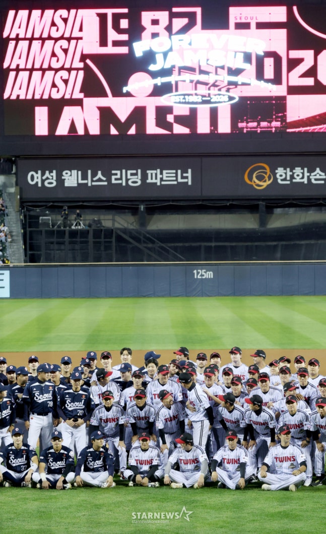 LG 트윈스가 7일 2026 신한 SOL KBO리그 잠실구장 홈 마지막 경기를 두산 베어스와 치렀다. 잠실구장을 같이 쓰는 LG, 두산 선수들이 경기 전 기념촬영을 하고 있다. 잠실야구장은 12월 철거에 들아가 재건축을 시작, 2031년 말 3만 석 규모의 돔구장으로 돌아온다. /사진=김진경 kim.jinkyung@