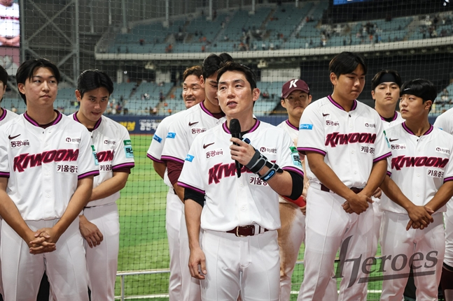 7일 경기 직후 팬들 앞에서 인사하는 서건창. /사진=키움 히어로즈