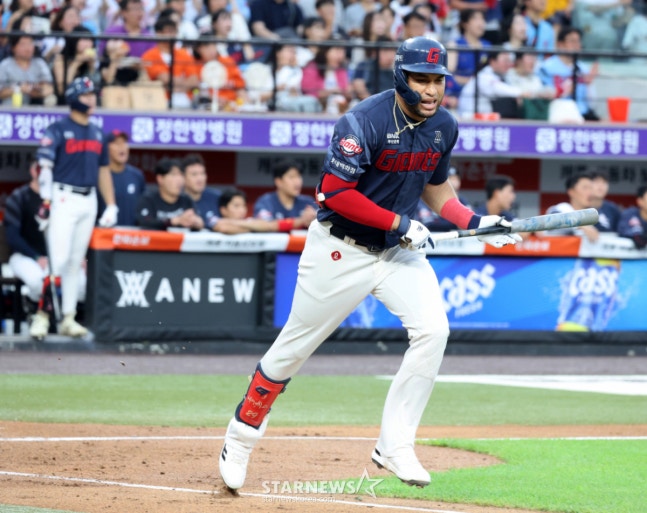 롯데 3번타자 레이예스가 28일 대전한화생명볼파크에서 열리는 2026KBO리그 한화이글스와 롯데자이언츠 경기 2회초 범타로 물러나고 있다. 2026.07.28. 롯데 3번타자 레이예스가 28일 대전한화생명볼파크에서 열리는 2026KBO리그 한화이글스와 롯데자이언츠 경기 2회초 범타로 물러나고 있다. 2026.07.28. /사진=강영조 cameratalks@