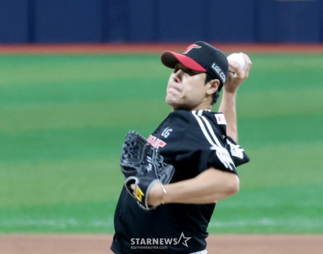 LG 우완불펜 김진성이 12일 고척스카이돔에서 열린 2026KBO리그 키움히어로즈와 LG트윈스 경기 7회말 무실점 피칭을 펼치고 있다. 2026.08.12. /사진=강영조 cameratalks@