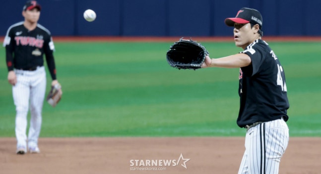 LG 우완불펜 김진성이 12일 고척스카이돔에서 열린 2026KBO리그 키움히어로즈와 LG트윈스 경기 7회말 무실점 피칭을 펼치고 있다. 2026.08.12. /사진=강영조 cameratalks@