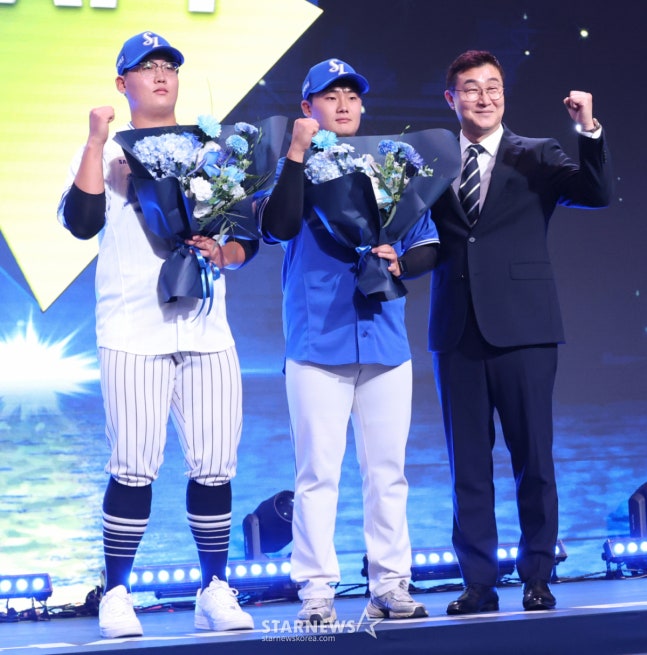 '2027 KBO 신인 드래프트'가 21일 서울 송파구 롯데호텔 월드 크리스탈볼룸에서 열렸다. 김민훈(왼쪽)을 비롯해 삼성에 지명된 선수들이 이종열 단장(오른쪽)과 기념촬영을 하고 있다. /사진=김진경 kim.jinkyung@