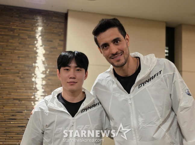 우리카드 한태준(왼쪽)과 아라우조가 /사진=김동윤 기자