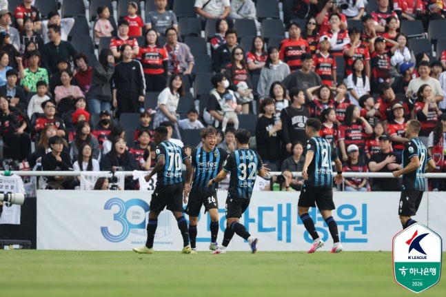 9일 인천축구전용경기장에서 열린 인천 유나이티드와 포항 스틸러스의 하나은행 K리그1 2026 31라운드, 득점에 성공한 뒤 기뻐하고 있는 이민혁(왼쪽 두 번째) 등 인천 선수들. /사진=한국프로축구연맹 제공