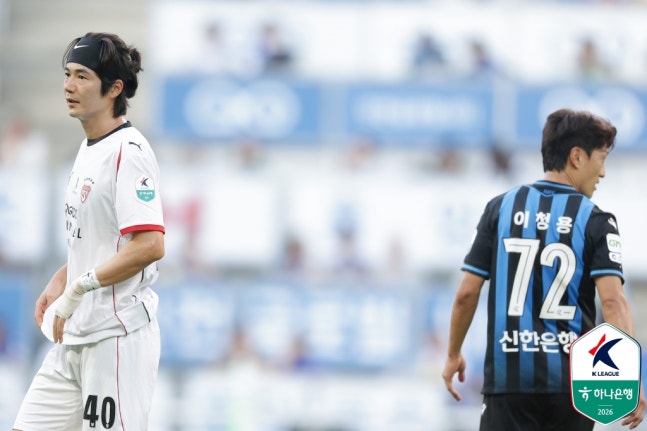 9일 인천축구전용경기장에서 열린 인천 유나이티드와 포항 스틸러스의 하나은행 K리그1 2026 31라운드, 나란히 선발로 출전한 포항 기성용(왼쪽)과 인천 이청용. /사진=한국프로축구연맹 제공