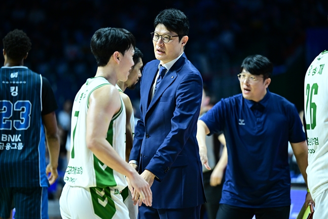 '친정팀 <b>KCC 격파</b>' 눈시울 붉힌 이규섭 감독 "많은 생각 지나가... 항상...