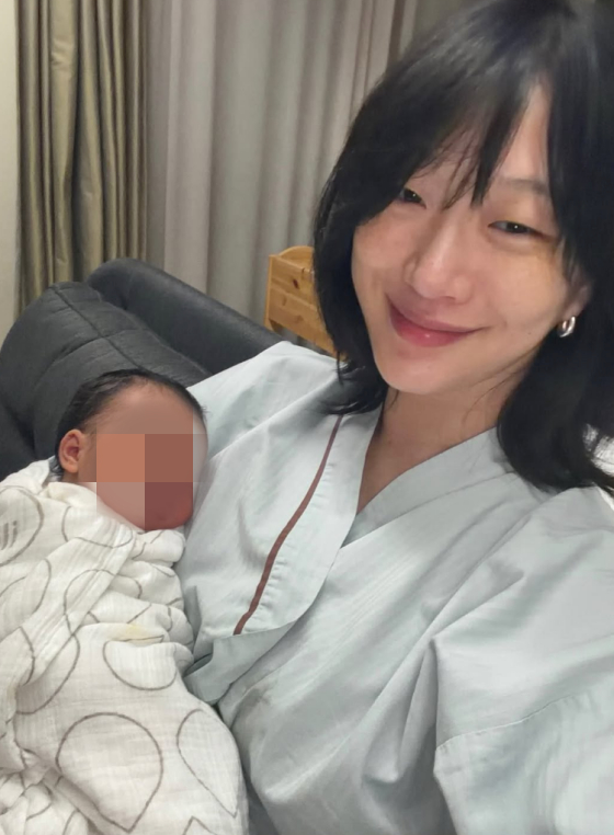 모델 <b>최소라</b>, 결혼 7년 만 엄마 됐다..딸 최초 공개 "이름은 이초이"[스...