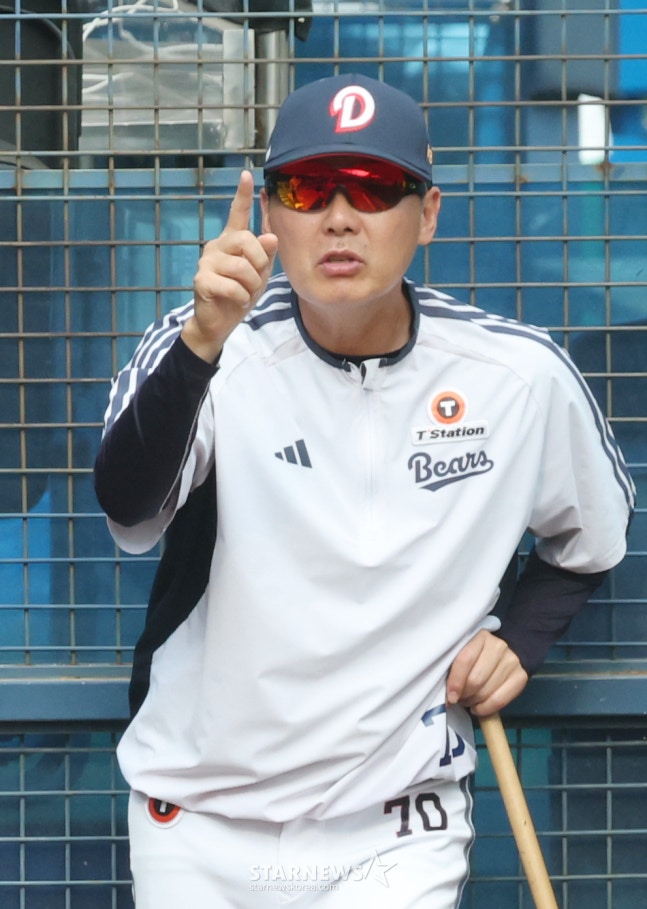 2026 신한 SOL KBO리그 두산 베어스 대 KIA 타이거즈 경기가 23일 서울 잠실야구장에서 열렸다. 두산 김원형 감독이 선수들의 피칭을 지도하고 있다. /사진=김진경 kim.jinkyung@