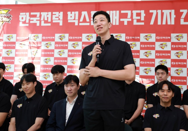 석진욱 한국전력 감독이 12일 오후 경기 오산시 구단 체육관에서 열린 기자 간담회에서 취재진의 질문에 답하고 있다. /사진=한국전력 제공