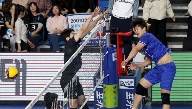 지난 2월 26일 천안 서북구 유관순체육관에서 열린 진에어 2025-26 V-리그 프로배구 한국전력과 현대캐피탈과의 경기, 한국전력 서재덕(오른쪽)이 공격하고 있다. /사진=한국전력 제공